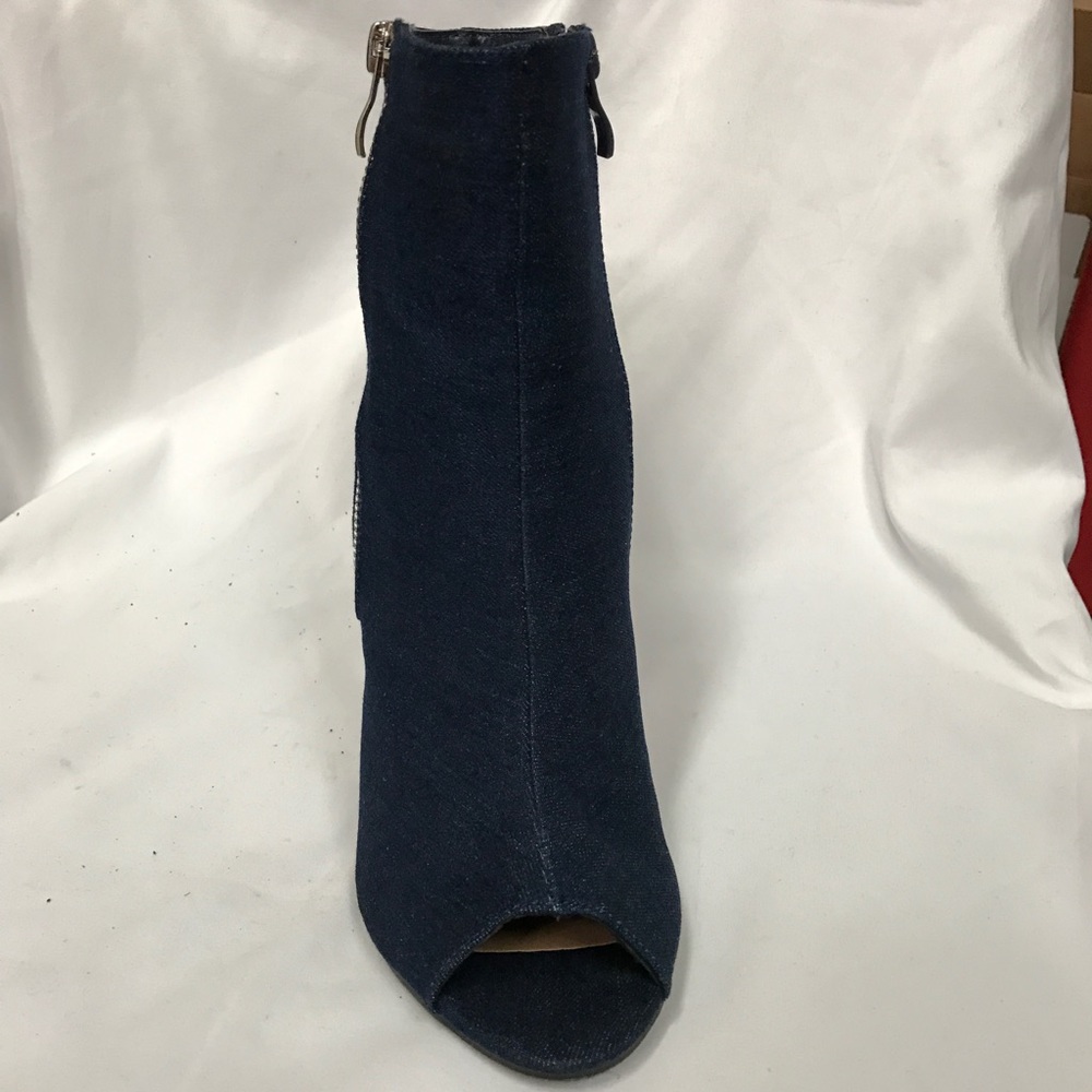 New denim piptoe boots on heels side zipping